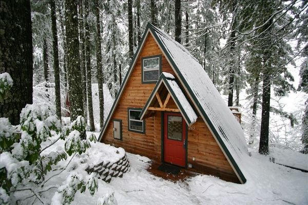 Каркасный а-образный дом зимой